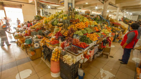 Imagen referencial de un mercado en Cuenca.