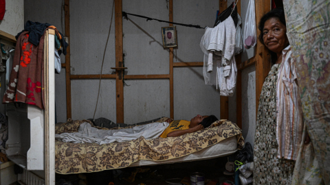 Una mujer en Piura, junto a su hijo enfermo de dengue en un brote de la enfermedad, Perú, 11 de junio de 2023. 