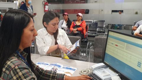 Atención a afiliados del IESS en la sede del Biess, en Quito.