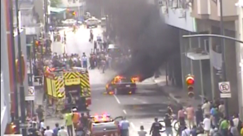 Un auto se incendió en el centro de Guayaquil, este 4 de agosto de 2023. 