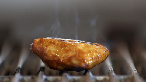 Una pechuga de pollo artificial en una parrilla de un restaurante de Estados Unidos, en junio de 2023. 