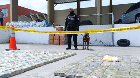 Un policía custodia droga incautada en Guayaquil, el 2 de agosto de 2023.