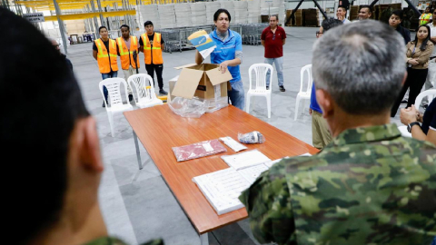 Auditores verificaron la preparación de los paquetes electorales el 4 de agosto de 2023