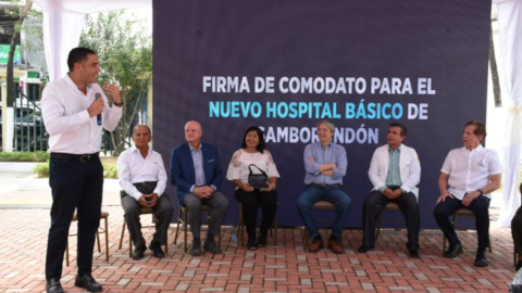 Autoridades durante la firma del comodato para el hospital de Samborondón, el 4 de agosto de 2024.