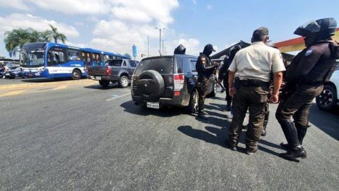 Policías en el parqueadero del Terminal Terrestre de Guayaquil.