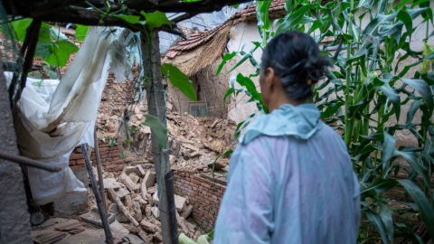 Una mujer mira los daños en su vivienda tras el sismo. China, 6 de agosto de 2023