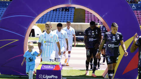 Los jugadores de Universidad Católica y Técnico Universitario salen a la cancha del estadio Atahualpa, el 5 de agosto de 2023.