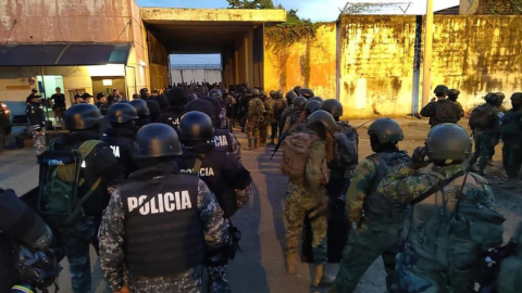 Policías y militares en un operativo en la Penitenciaría del Litoral, en Guayaquil, el 3 de agosto de 2023.