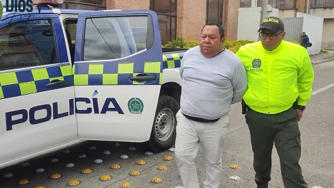 Momentos en que un policía de Colombia escolta a Carlos Adolfo Meza Sánchez, un capo ecuatoriano requerido por Estados Unidos, el 5 de agosto de 2023. 