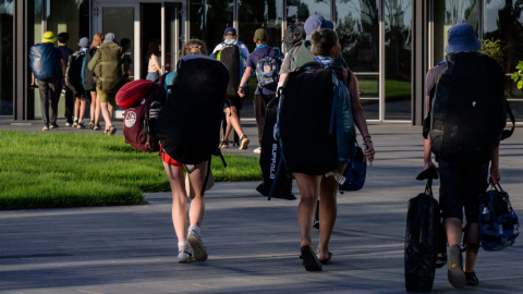 Cientos de scouts llegan a Yongin, después de ser evacuados del Jamboree Mundial, este 8 de agosto de 2023.