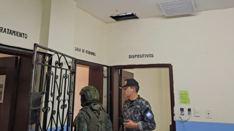 La Policía halló armas, municiones, explosivos, drogas y dinero en el cielo raso de las oficinas del Centro de Detención Provisional (CDP) Guayas No. 5, en el complejo carcelario del norte de Guayaquil.