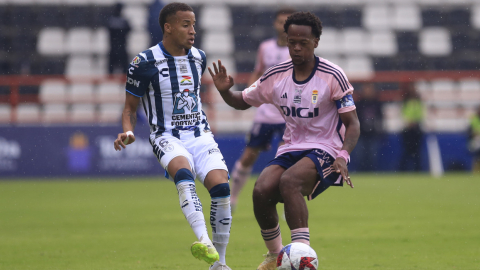 Byron Castillo (izquierda) disputa un balón con Romario Ibarra (derecha), en un partido entre Pachuca y Oviedo, el 23 de julio de 2023.