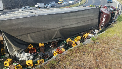 Camión accidentado en la Ruta Viva el 8 agosto 2023