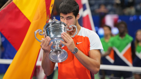 El español Carlos Alcaraz gana el Abierto de Estados Unidos y sube al primer puesto del ranking de la ATP.