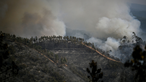 Un incendio en la región de Odeceixe, en el sur de Portugal, este 8 de agosto de 2023 durante la ola de calor.