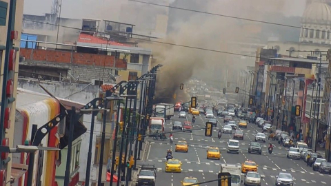 Un incendio se visualiza en el centro de Guayaquil, en la Avenida Machala y calle Sucre.