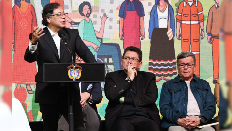 El presidente de Colombia, Gustavo Petro, en una reunión con líderes del ELN, en Bogotá, el 3 de agosto de 2023.