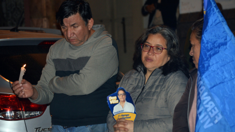 Simpatizantes de Fernando Villavicencio, en los exteriores de la Gobernación del Azuay, en el centro histórico de Cuenca, la noche del 8 de agosto de 2023.