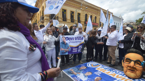 Simpatizantes del candidato a la presidencia Fernando Villavicencio (+) hicieron un plantón en Cuenca pidiendo justicia. Foto del 10 de agosto de 2023.