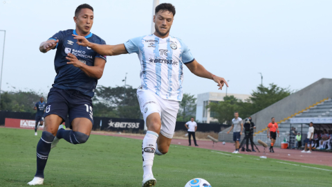 Jugadores de Guayaquil City y Universidad Católica disputan un balón durante la Fecha 2 de la Etapa 2 de LigaPro, el viernes 11 de agosto de 2023.