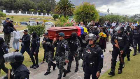 Traslado del féretro de Fernando Villavicencio para misa en el camposanto Monteolivo. Quito, 11 de agosto de 2023