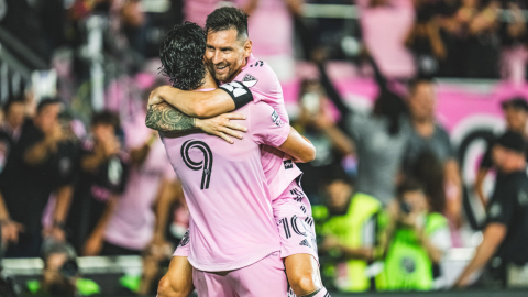 Los jugadores del Inter Miami, Leonardo Campana y Lionel Messi, festejan el gol del argentino ante el Charlotte, el 11 de agosto de 2023.