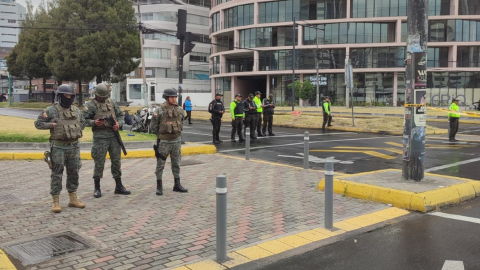 Policías y militares controlan la intersección de las avenidas Eloy Alfaro y República, en Quito, con motivo del debate presidencial.