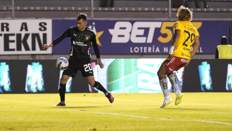 Lizandro Alzugaray, de Liga, y Carlos Cuero, de Aucas, disputan una pelota el 13 de agosto de 2023.