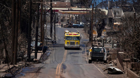 Un coche de bomberos patrulla por un barrio arrasado por las llamas en Lahaina, Hawái (Estados Unidos), el 11 de agosto de 2023.