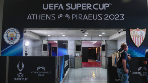 Un cartel anuncia la Supercopa de Europa en El Pireo, Grecia, el 14 de agosto de 2023.