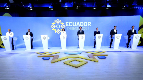 Siete de los ocho candidatos presidenciales participaron en el debate presidencial, en Quito, el 13 de agosto de 2023.