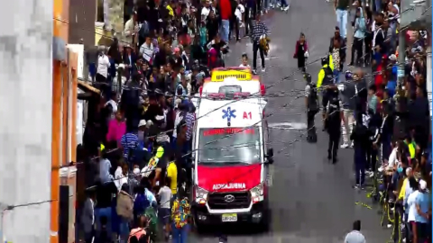 Una ambulancia atiende a los heridos en una carrera de coches de madera en el cantón Cotacacgi, el 13 de agosto de 2023.