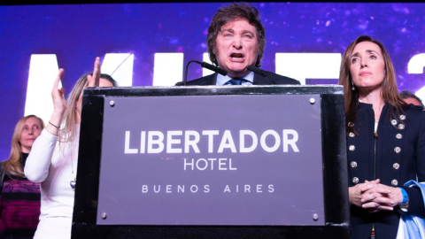 El economista ultraliberal Javier Milei habla durante un mitin tras conocer los resultados de las primarias, en Buenos Aires, el 13 de agosto de 2023.