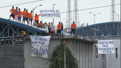 Cientos de detenidos subieron hasta los techos del Centro de Privación de Libertad Zonal 8 con carteles para pedir el retorno de Adolfo Macias, alias 'Fito', el 14 de agosto de 2023.