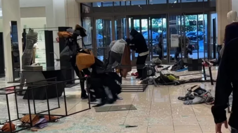 Varias personas saqueando en una tienda de lujo en California, Estados Unidos, el 12 de agosto de 2023. 