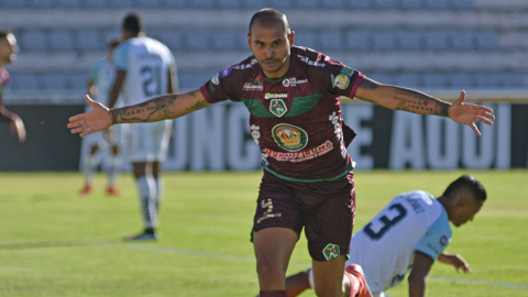 El jugador Diego Ledesma, de Mushuc Runa, festeja tras anotar su gol ante el Guayaquil City, el 16 de agosto de 2023.