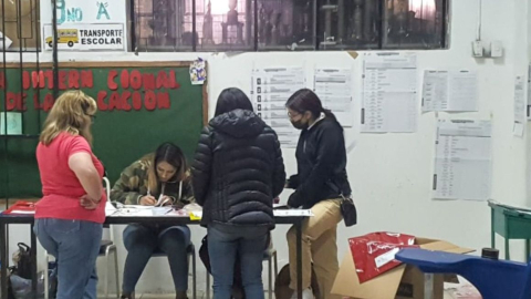 Conteo de votos en la Unidad Educativa Octavio Cordero Palacios, de Cuenca, el 5 de febrero de 2023, en las elecciones seccionales.