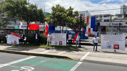 Protesta de trabajadores del sindicato Cetra Celec, el 6 de abril de 2022.