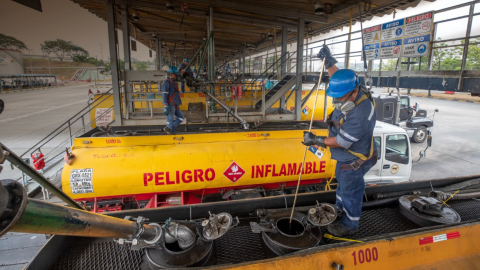 Despacho de gasolina y diésel de una terminal de Petroecuador. Foto del 17 de julio de 2023.