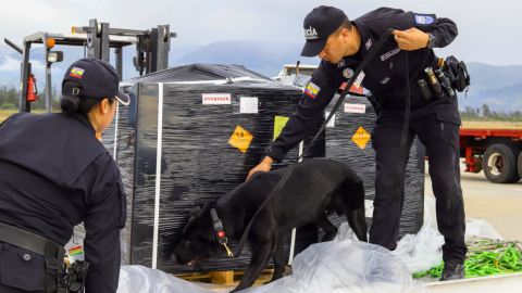 Policías ecuatorianos reciben un cargamento de municiones comprado en Estados Unidos, el 15 de junio de 2023.