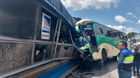 Un bus de transporte público se chocó contra una estación de la Ecovía, Quito, el 16 de agosto de 2023.