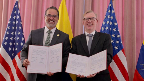 Gustavo Manrique, Ministro de Relaciones Exteriores y Michael J. Fitzpatrick, Embajador de los Estados Unidos en el Ecuador, en la ceremonia de firma.