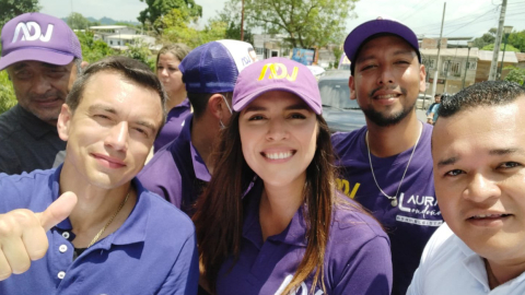 El candidato presidencial, Daniel Noboa (izquierda), en un acto de campaña junto a otros candidatos de la alianza ADN, el 16 de agosto de 2023. 