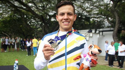 El pentatleta Andrés Torres con su medalla de los Juegos Panamericanos Junior Cali 2021.