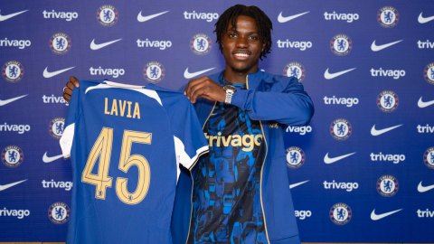 El jugador Romeo Lavia posa con la camiseta del Chelsea luego de anunciarse su fichaje, el 18 de agosto de 2023.