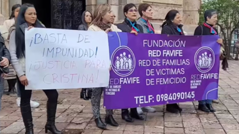 Colectivos y conocidos de Cristina Palacio hicieron un plantón en la Corte Nacional de Justicia de Cuenca, el 22 de agosto de 2023.