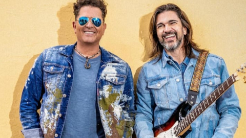 Carlos Vives y Juanes, en una fotografía para promocionar el cover hecho en agosto de 2023