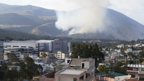 Incendio forestal en el cerro Casitagua, norte de la ciudad, vista desde El Condado, el 18 de agosto de 2023.