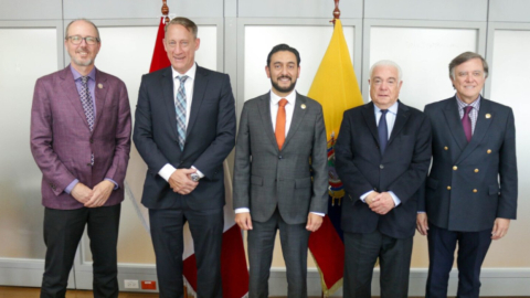 Embajador de Canadá en Ecuador, Stephen Potter; gerente regional de Dunde Precious Metals, Scott Campbel, junto a autoridades del Gobierno de Ecuador. Foto del 18 de agosto de 2023. 