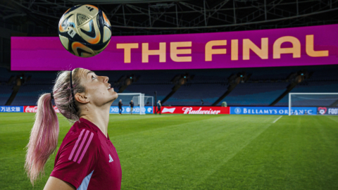 Alexia Putellas, de la selección española, domina una pelota en el estadio de Sídney, donde se jugará la final del Mundial femenino, el 20 de agosto de 2023.